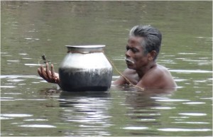 Inde Backwaters pêcheur de moules canoë