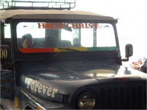 Holy Christ ou Jesus loves you all arpentent les jeeps chrétiennes