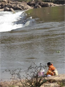 Inde Hampi femme bordure rivière