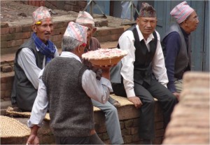 Népal Bakhtapur groupe de vieux