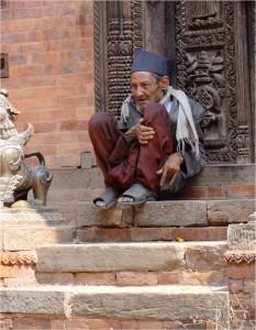 Népal Bakhtapur vieux sur escaliers