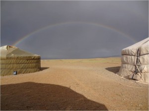 Mongolie désert Gobi arc en ciel
